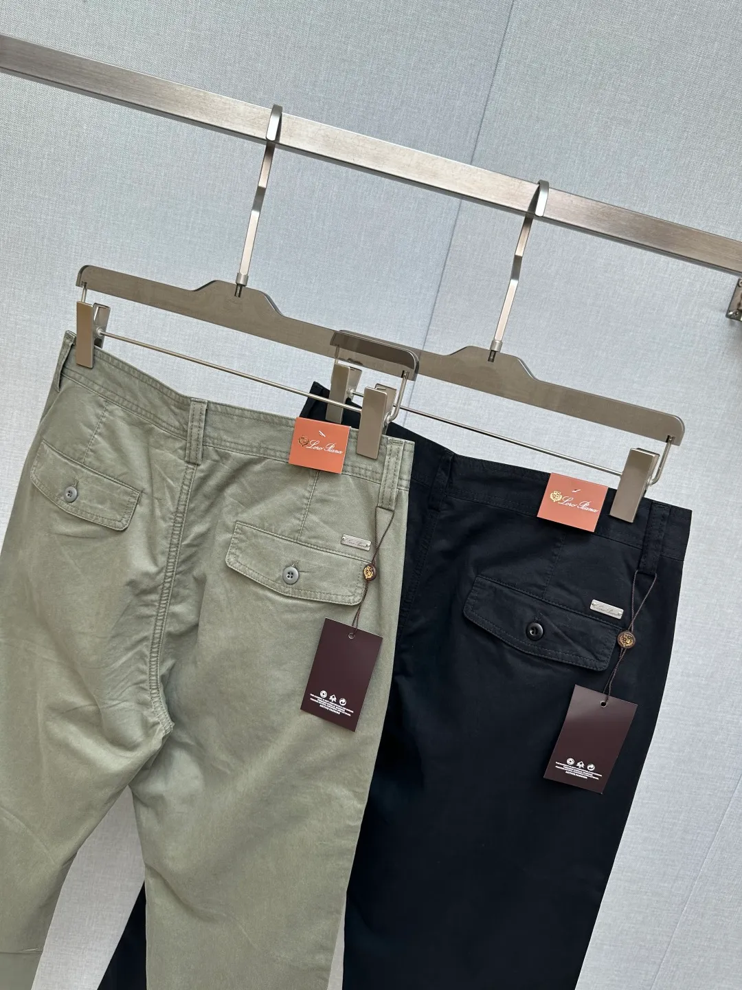 LP spring and summer New Arrival casual trousers, available on the official website at the same time, unique design charm, very Premium, simple but not simple, a new model of ready-to-wear! The fabric is made of unique elastic spandex fabric, which feels smooth and soft, has texture, and has a strong vertical feeling. The upper body is smooth and not tight, and it has a stuffy feeling caused by direct ultraviolet rays. Leather logo design! The style is harmonious and unified, and the ultimate level of craftsmanship is achieved. The side has a very unique tailoring design style, which is very tasteful, exquisite and delicate, easy to wear and comfortable, showing sports vitality and exquisite details. Classic perfect fit design, showing fashionable vitality in daily casual life. Enhance men's charming style and become a Premium model. Size: 29-38